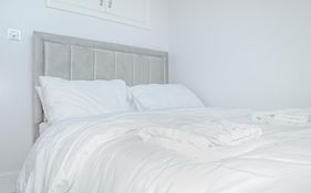 Luxury 5 Star Apartments, Parking, Garden, Near Metro Stations 10-15Mins To London